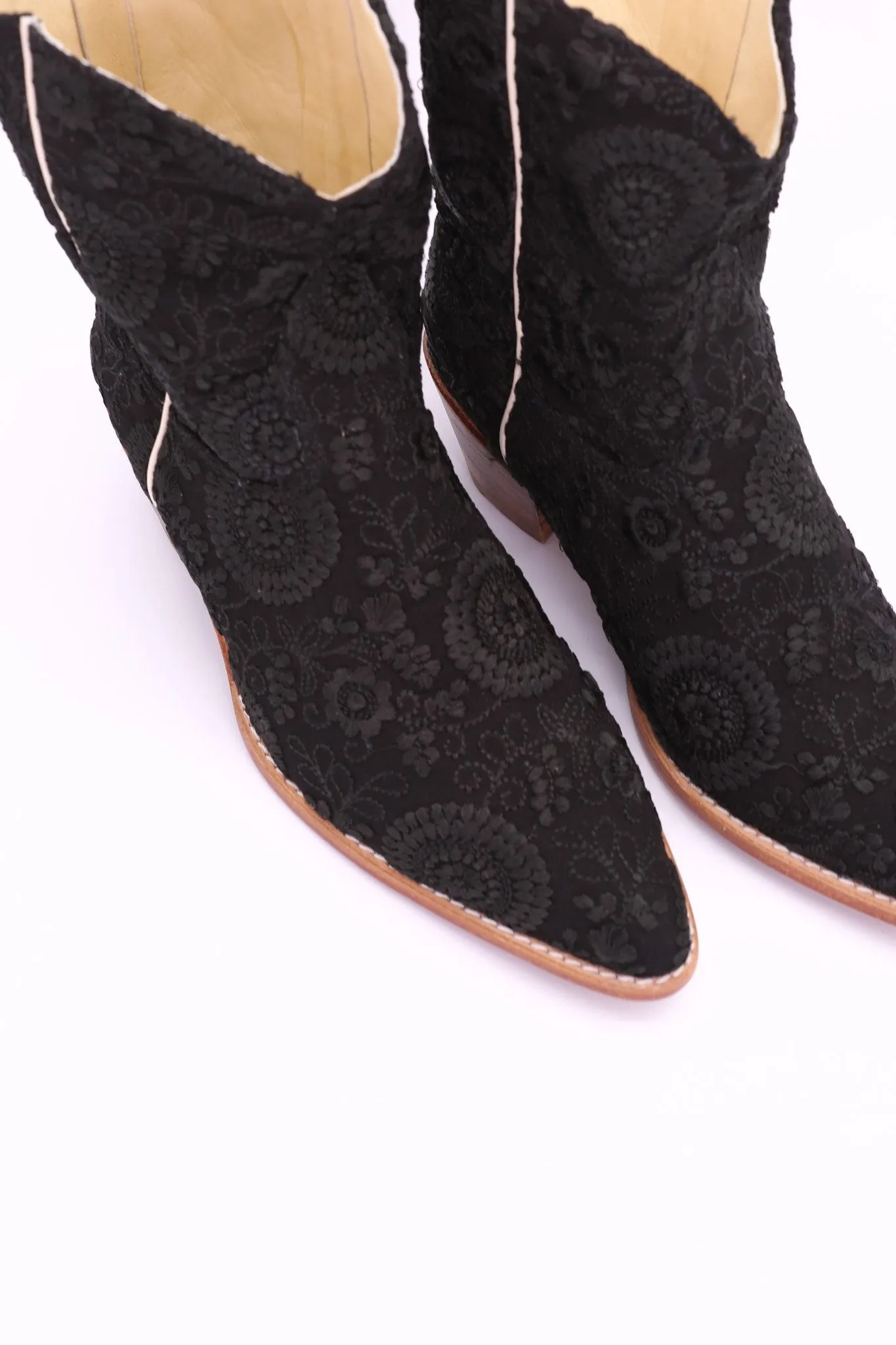 BLACK EMBROIDERED BOOTIES JAUNE