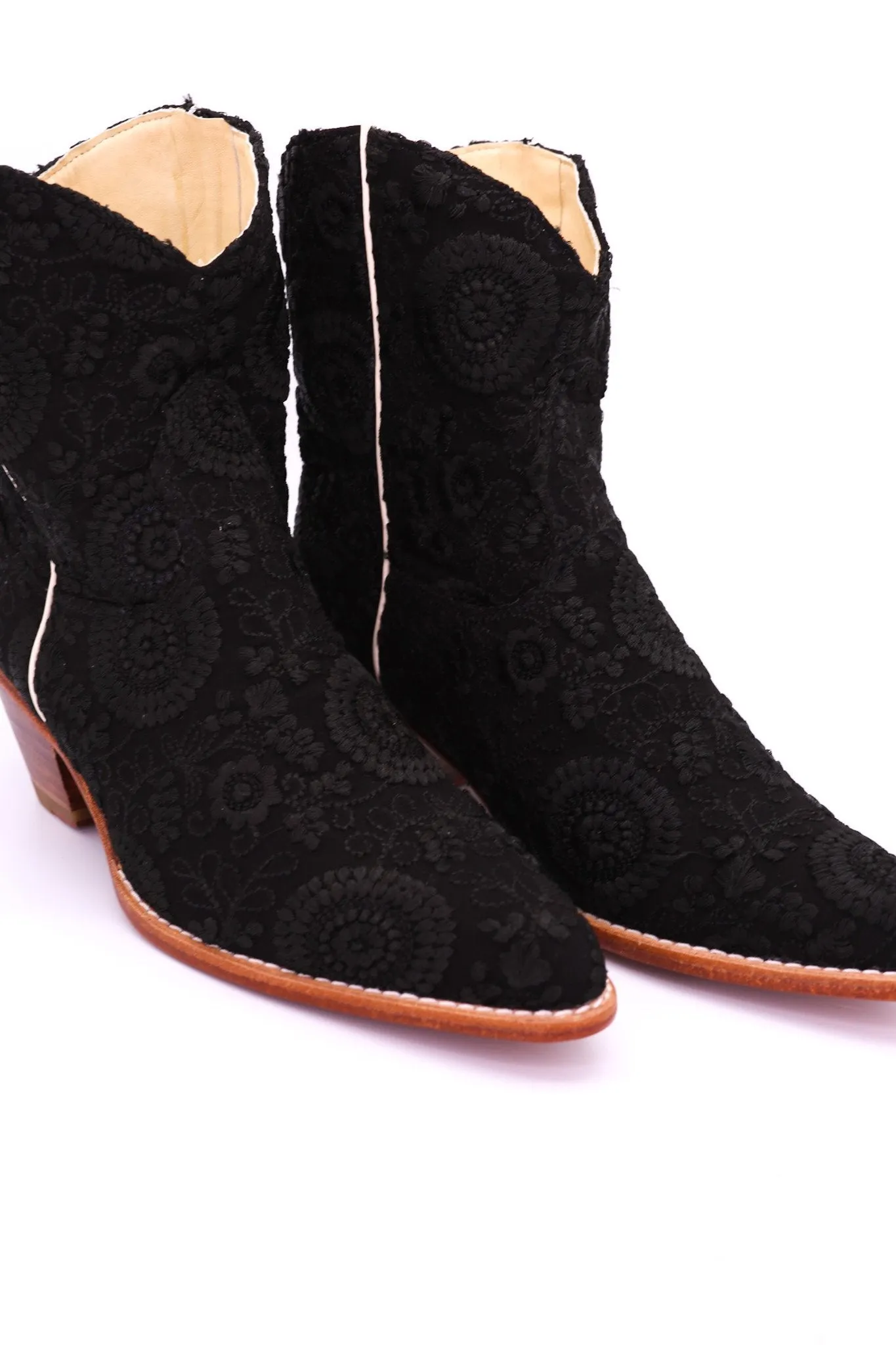 BLACK EMBROIDERED BOOTIES JAUNE